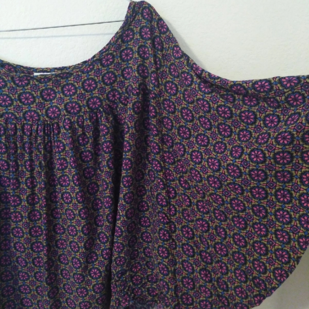 Cute flowy shirt